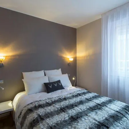 Apartamento De Luxe Au Centre De 1850 Avec Cheminee Et Balcon - Fr-1-564-21